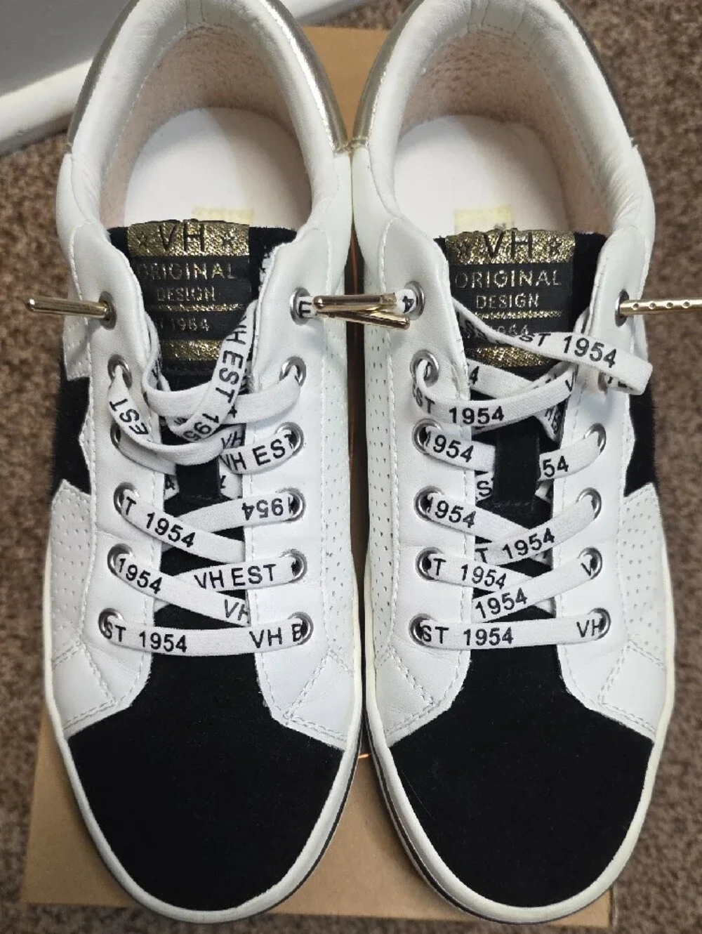 Vintage Havana White and Black Fashion Sneakers - Size 8